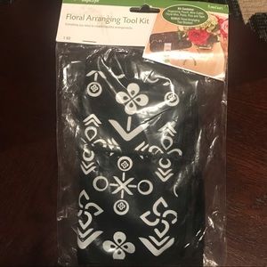 New Floral Arranging Tool Kit by Flora Craft